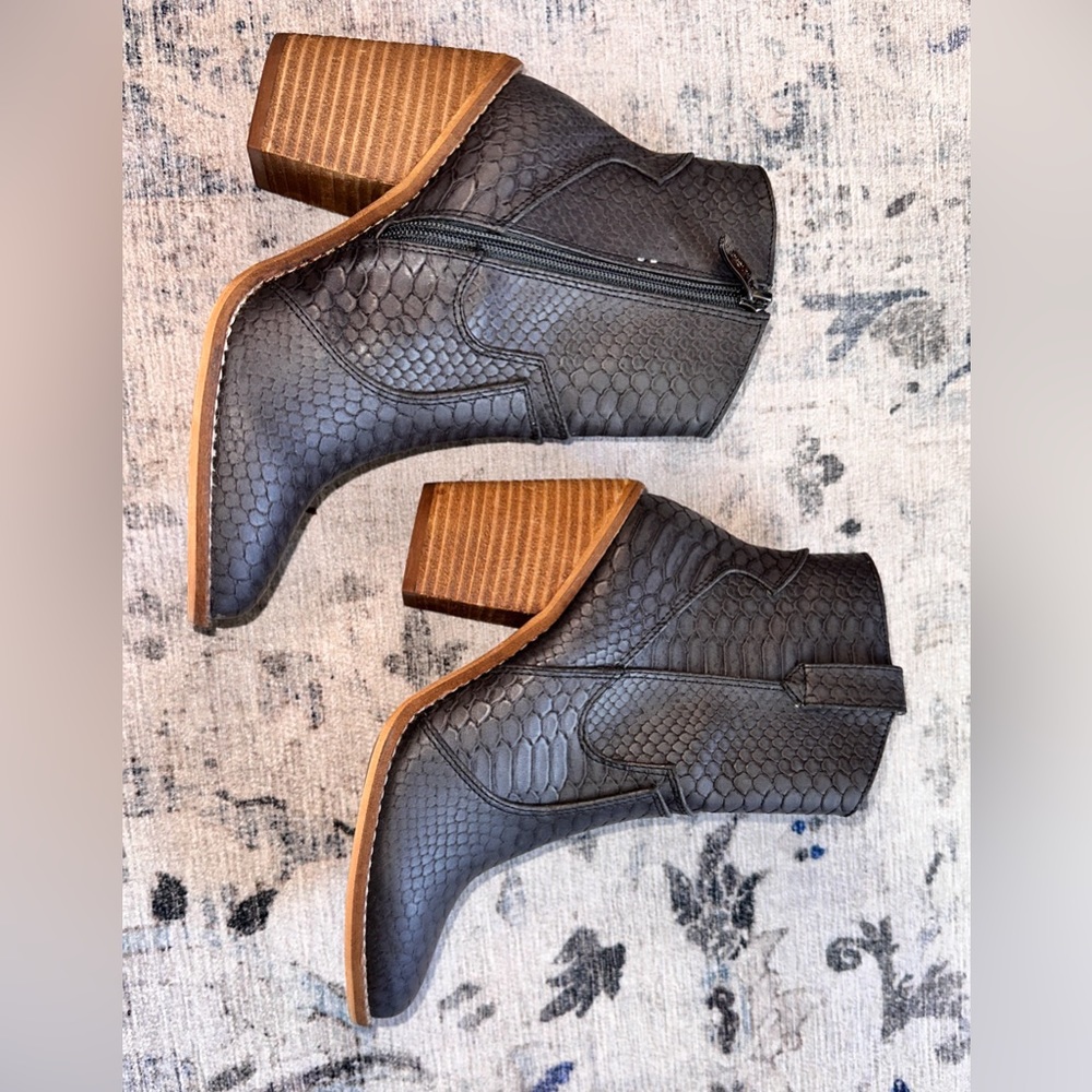 Mackin J ankle boots/ booties